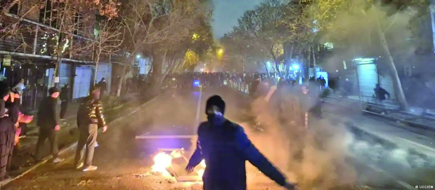 Exiled Iranian royal urges to intensify protests